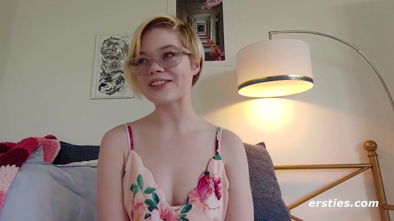 American Hottie Plays With Her Pussy Before Going Anal