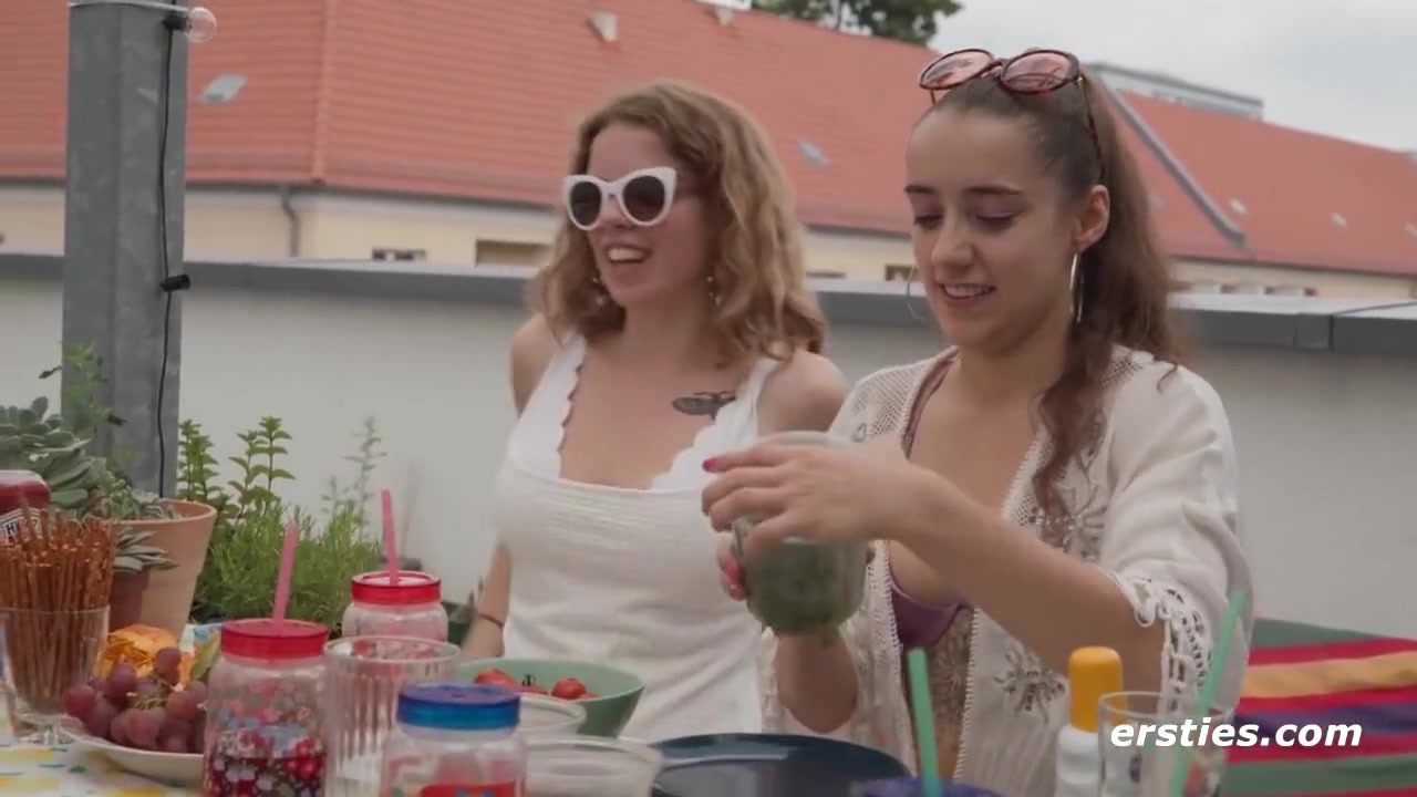 Lesbische 4er-sommer-orgie Auf Der Dachterrasse