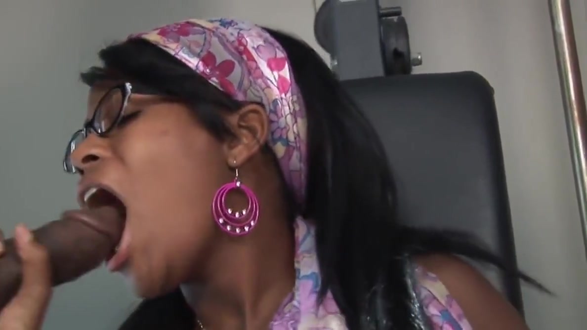 Black teen 18+ babe sucks stud's tool at the gym