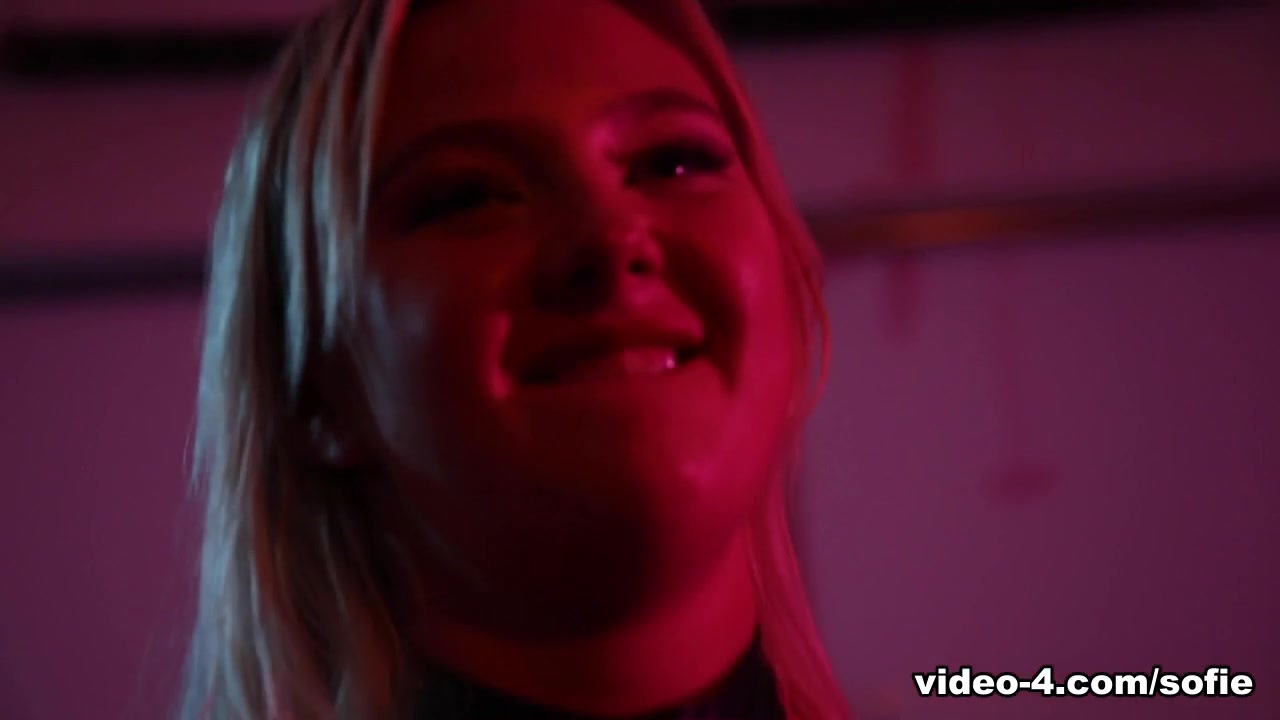 Paisley Porter Red - SofieMarieXXX