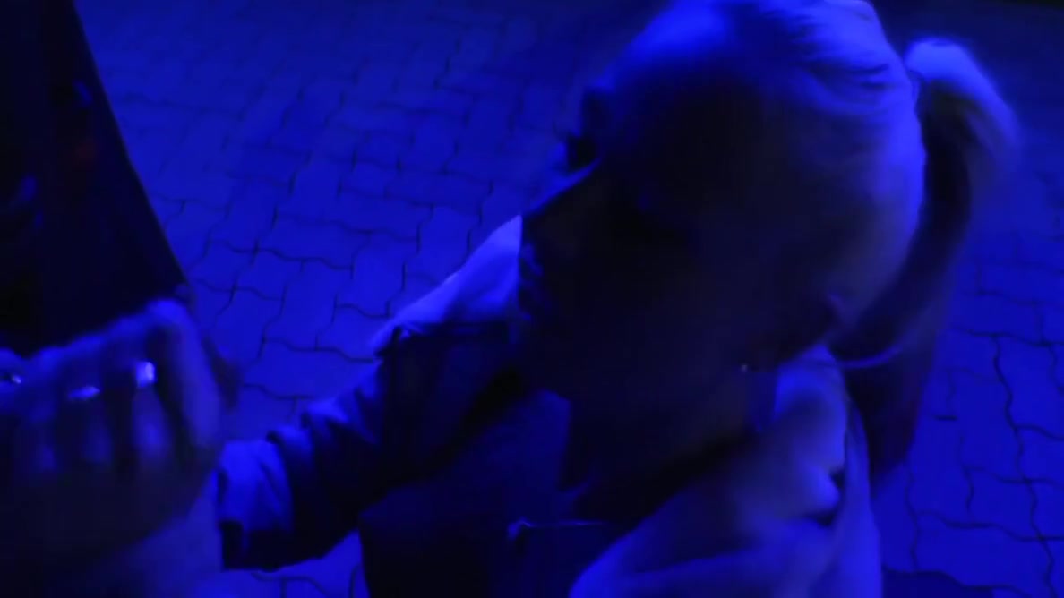 Anni Angel In Blasen Vor Den Bullen