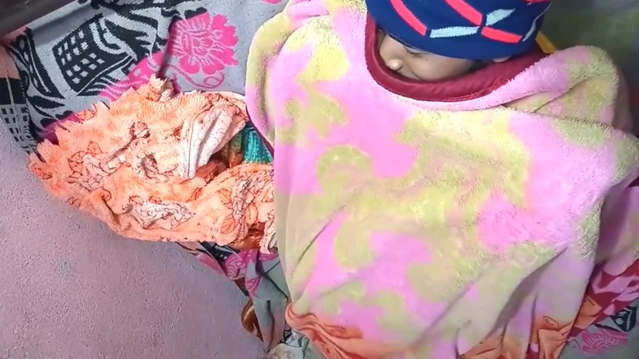 Desi Maida Ko Pelae Kar Di Raat Me Sande Ko