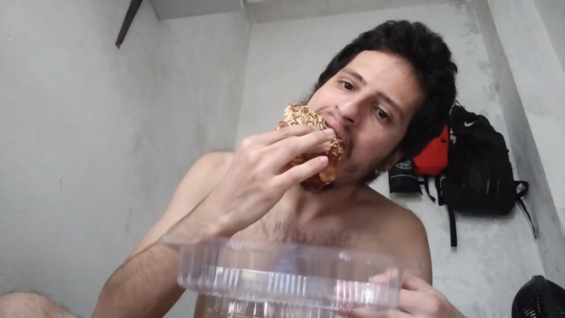 Mukbang Gainer Stuffing With A Hamburguer / Growing Bear
