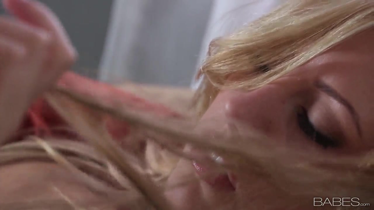 Blondie Brett Rossi has a strong orgasm