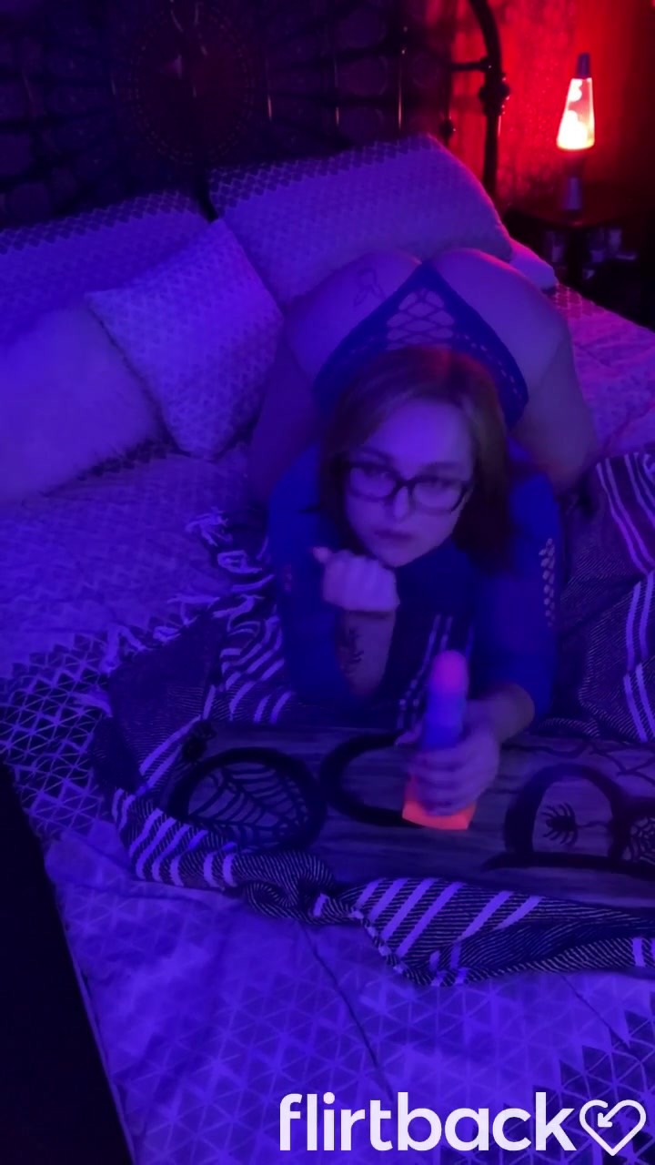 Cock sucking lessons with dildo