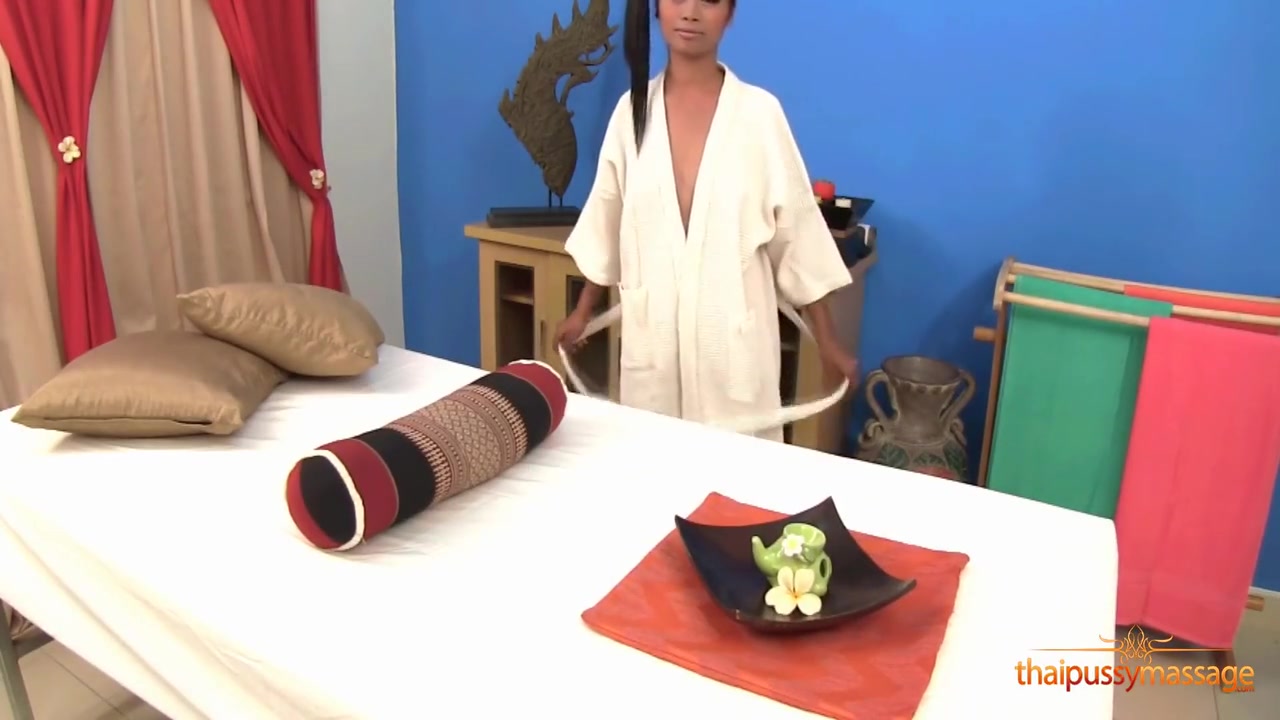 Thai Girl Fucks Masseur Before Her Wedding