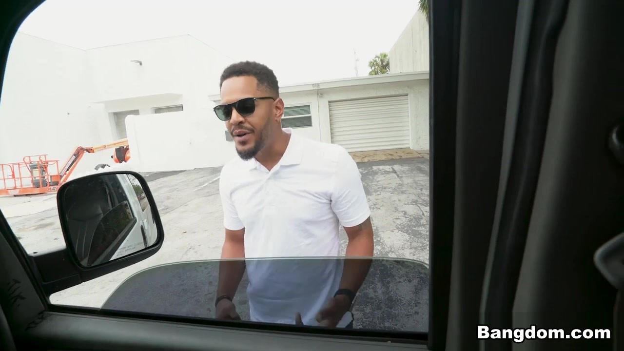 Rose Monroe Twerks on The Bus - BrownBunnies