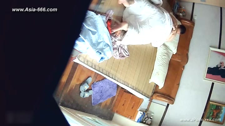 Hackers use the camera to remote monitoring of a lover's home life.238_2