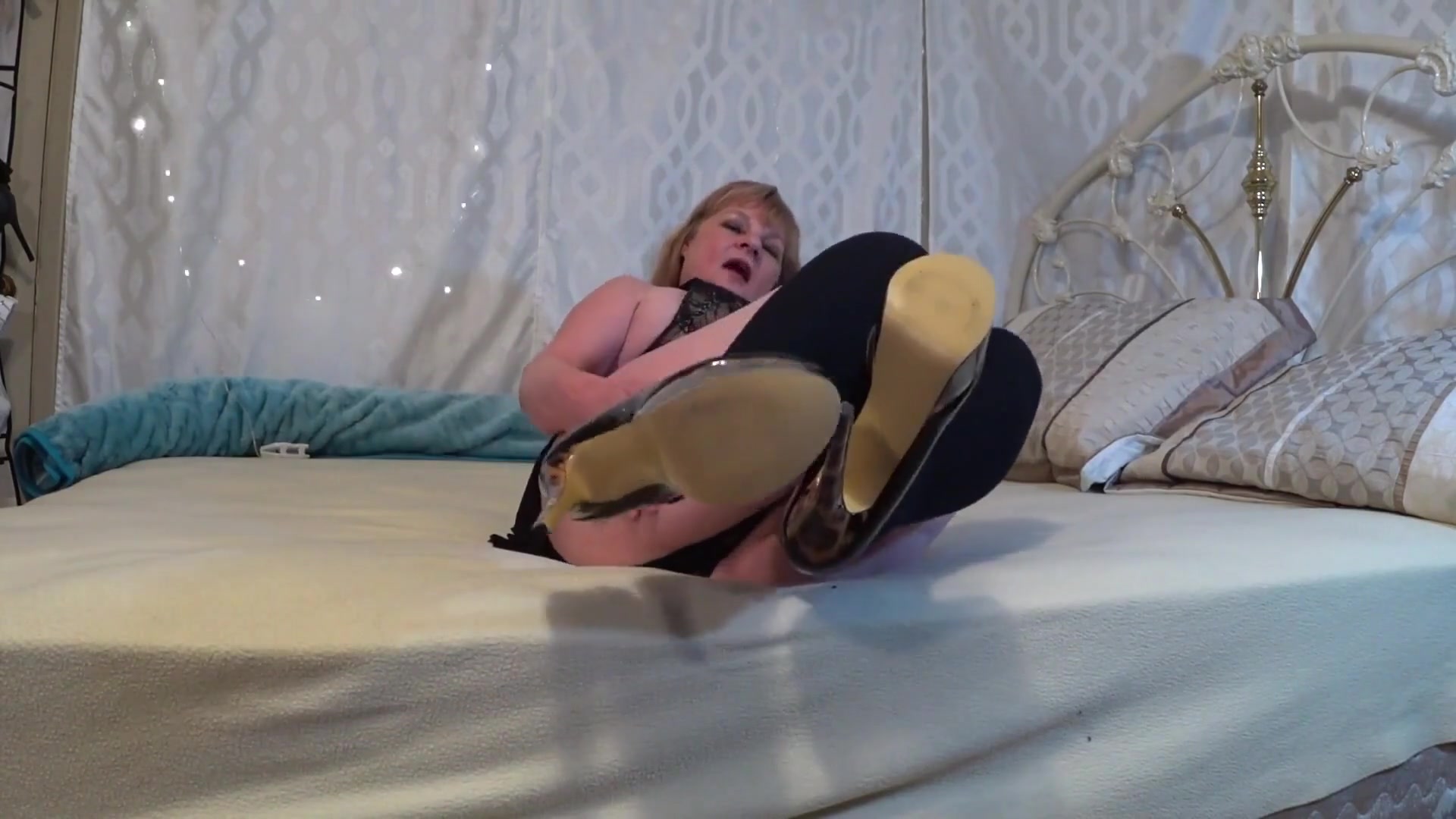 Cum Worship Goddess & Her Hot Socks & Stiletto's - TacAmateurs