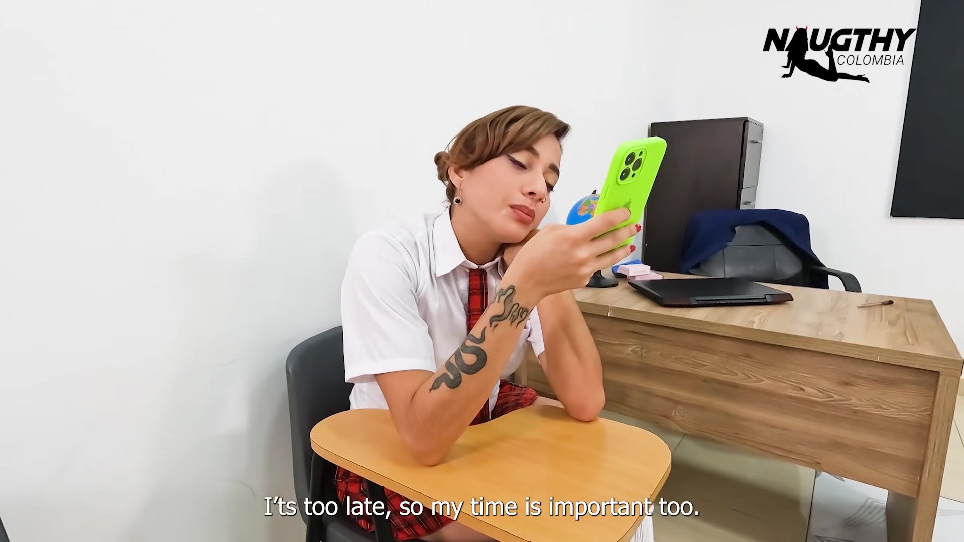 Schoolgirl Masturbates In Classroom - Naughtycolombia