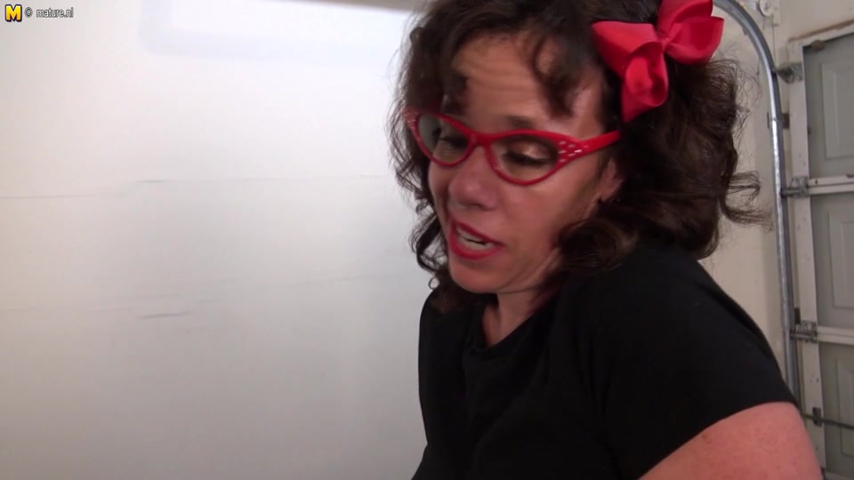 Sexy American housewife gets naked and sticks a toy up her wet pussy