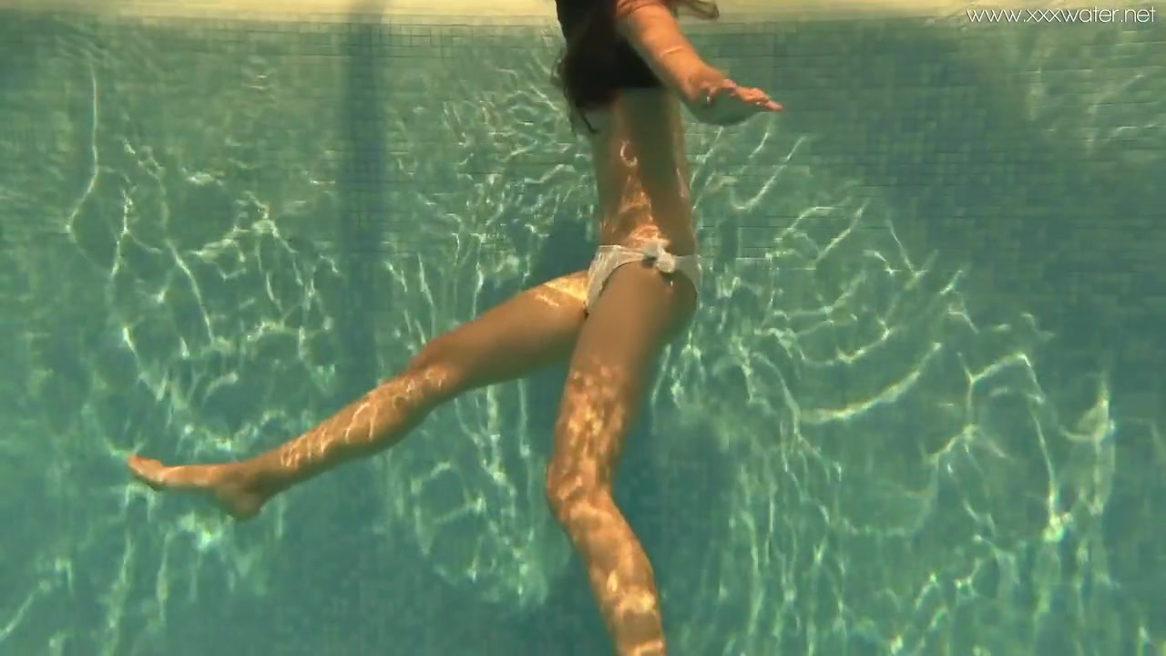 Stefanie Moon In Swims Nude In The Pool
