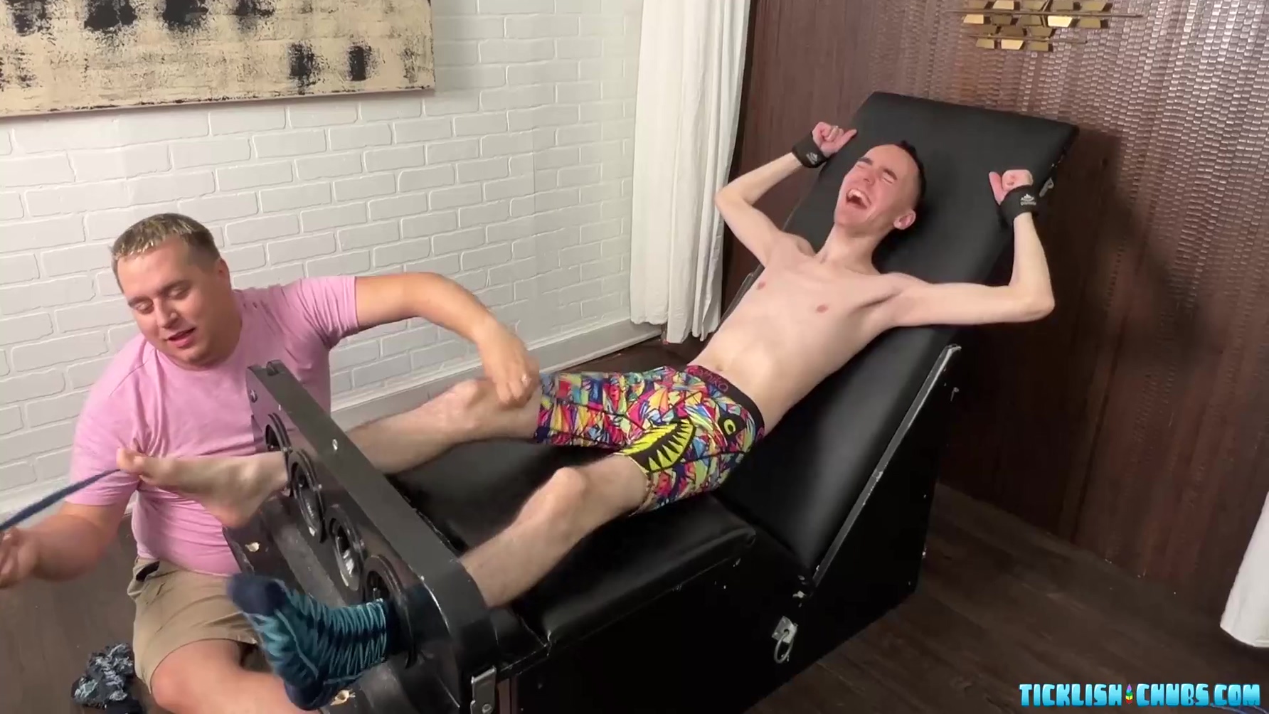 Ticklishchub: Spiritmonkey Wants Bear Dilf Matt To Test The Tickle Chair On Him