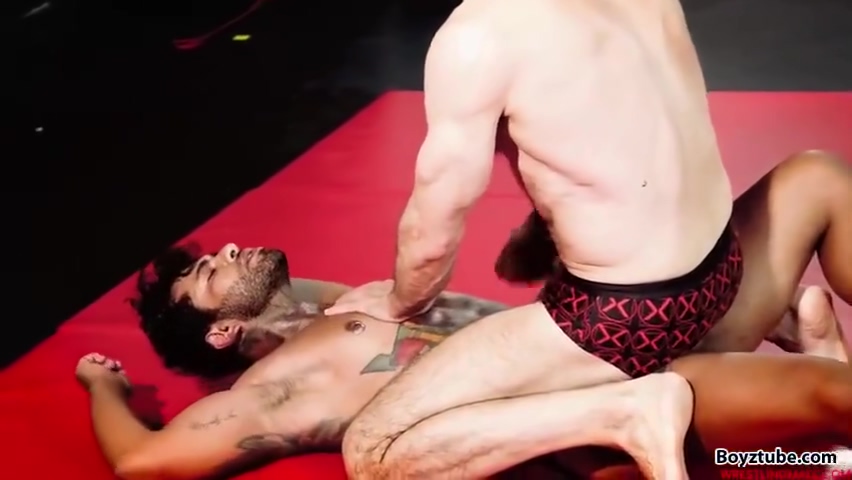 2 Guys Rassle For Dominance 2