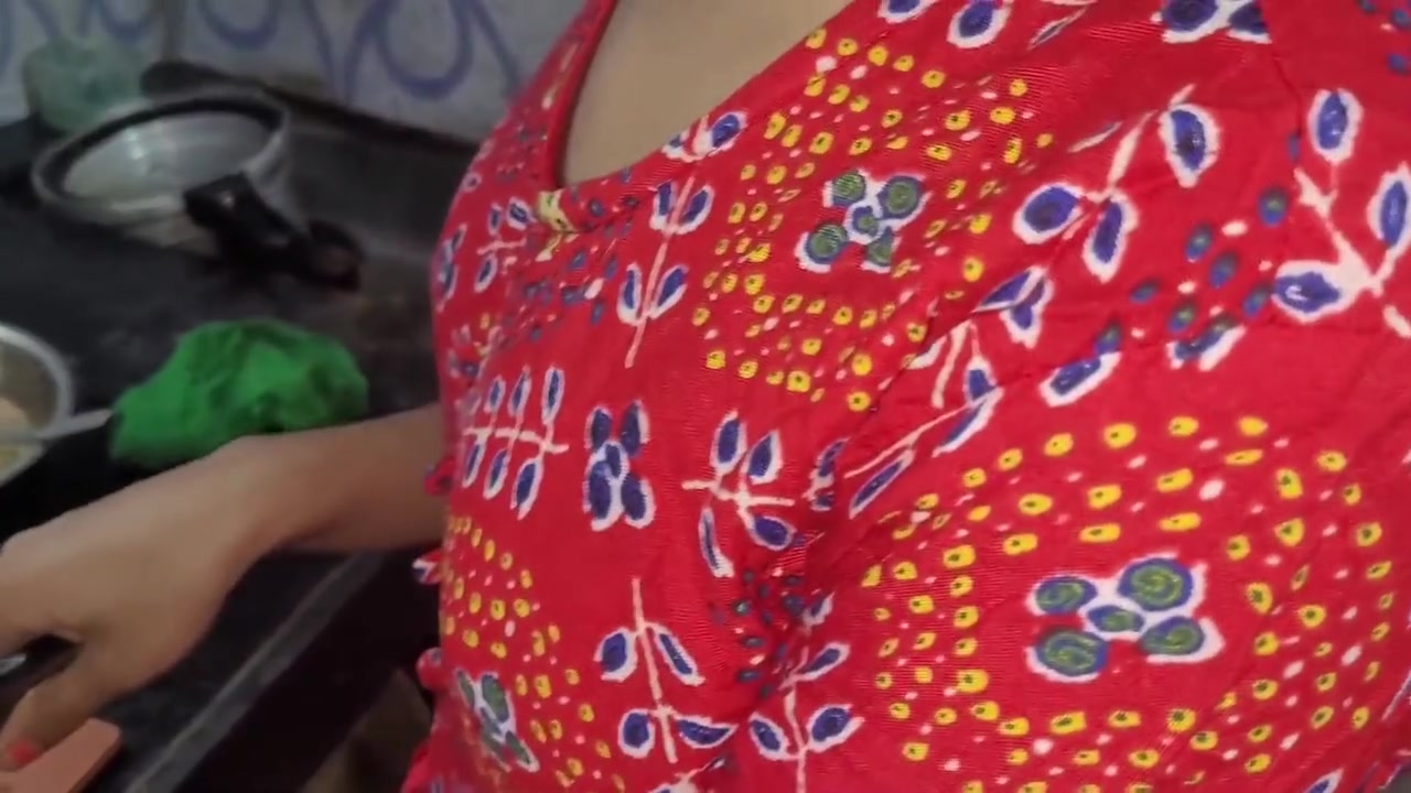 Desi Girl Khana Banate Banate Apane Yaar Ke Sath Chud Gahi