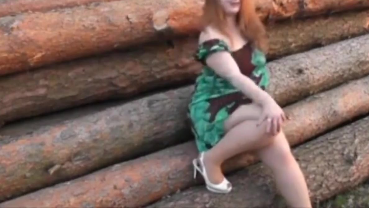 Horny Redhead Babe Gives Deepthroat Blowjob Outdoor
