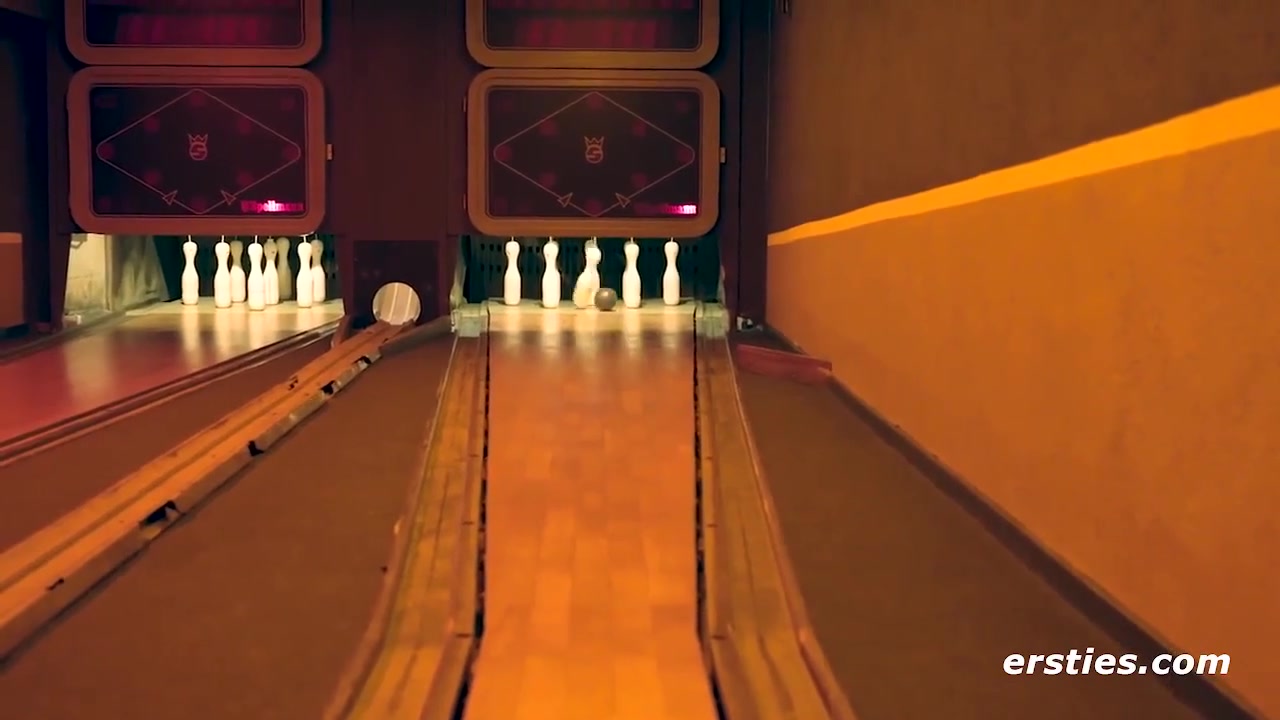 Lesbisches Strip-bowling Mit Hannah M Und