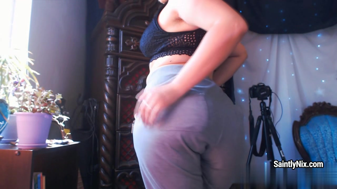 Booty chick Saintly Nix with cropped hair records her first video