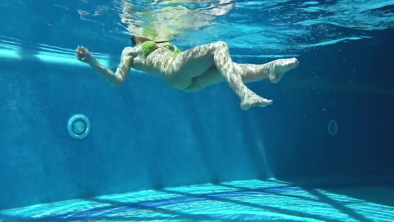 Nicole Pearl In Milf Babe Shaking Ass Underwater