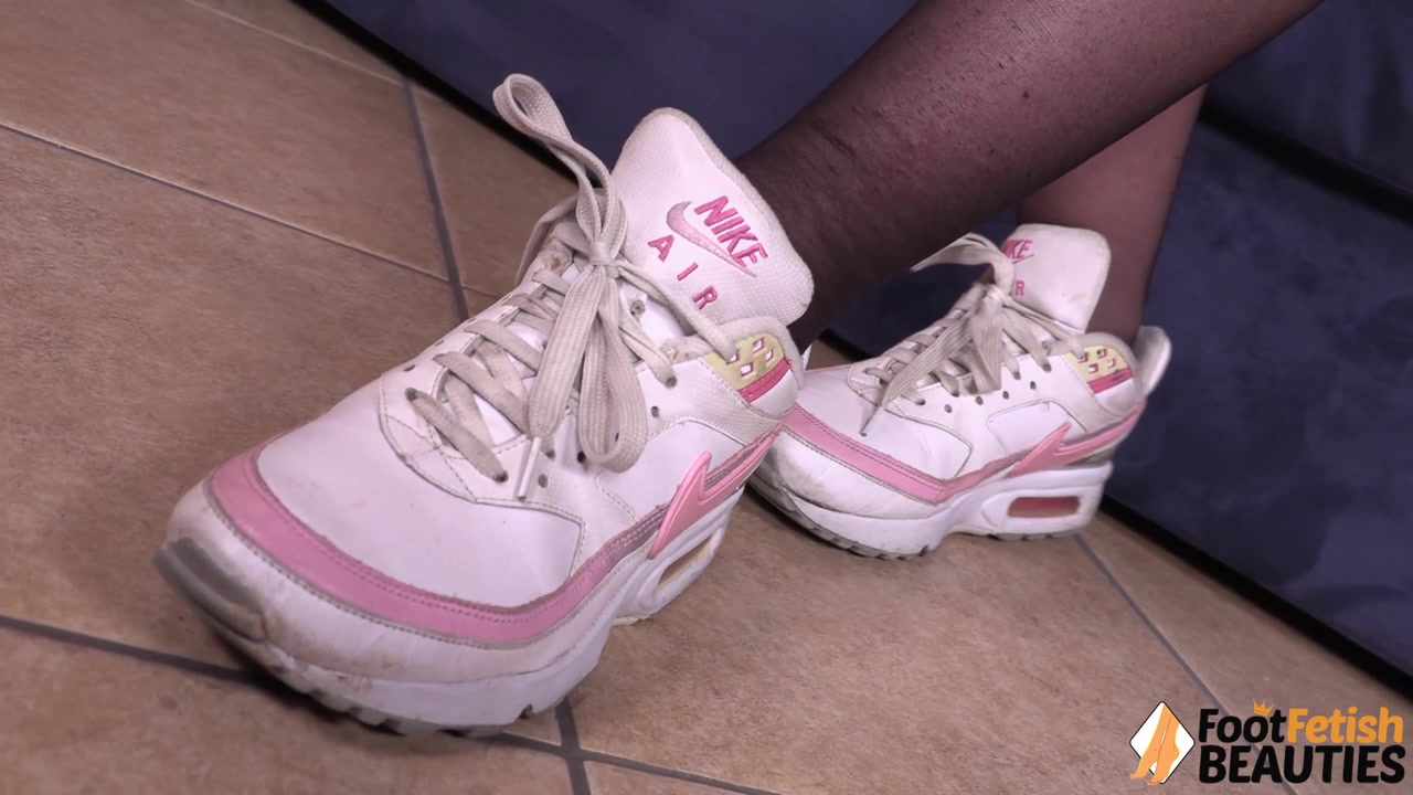 Sexy Ilaria takes off her sneakers and puts on rubber flip-flops