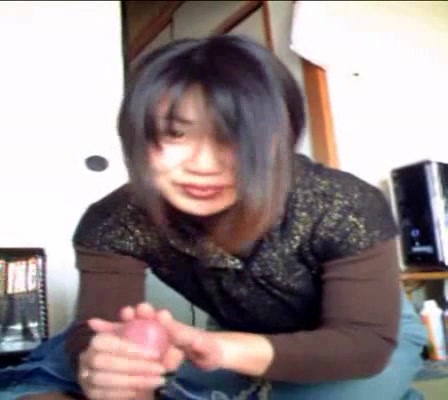 Mesmerizing Asian chick decided to suck only head