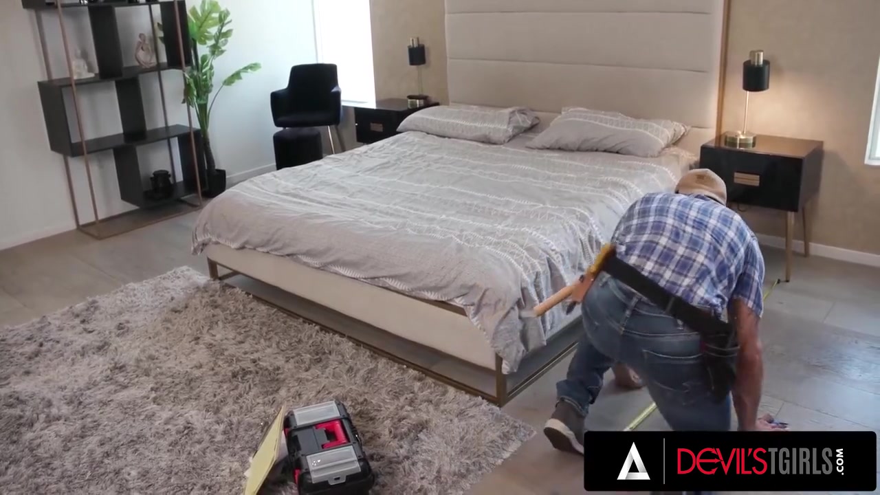 Leah Hayes - Sexy Trans Gets Butt Fucked By Her Carpet Installer