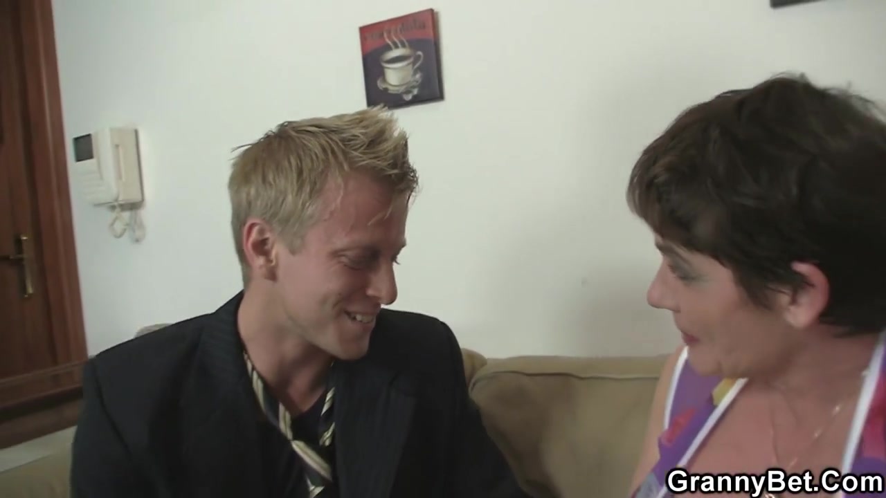 A Young Guy Fucked An Old Woman With A Huge Dick
