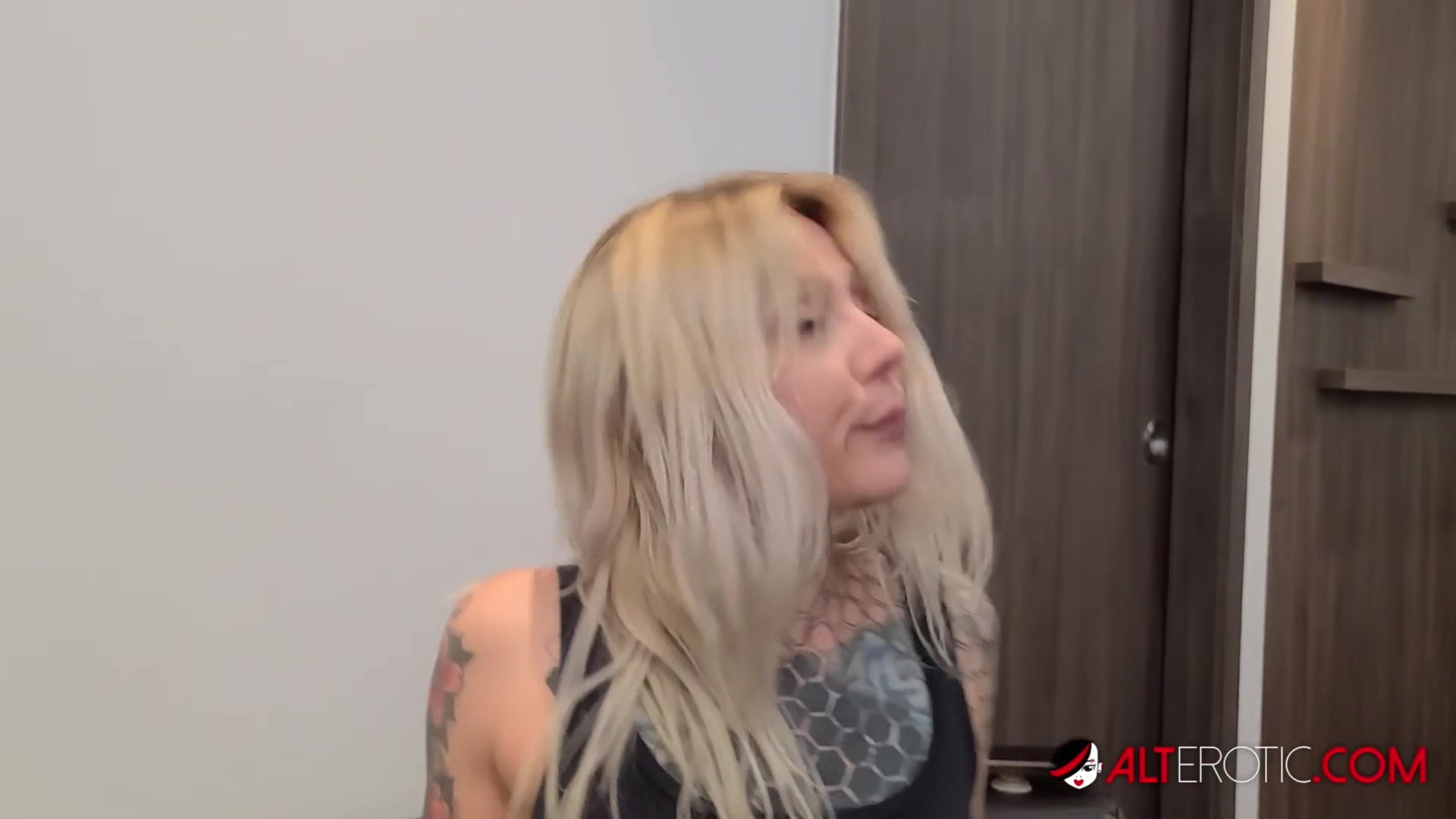 Tattooed babe Nayomi Sharp sucks Sascha's big cock