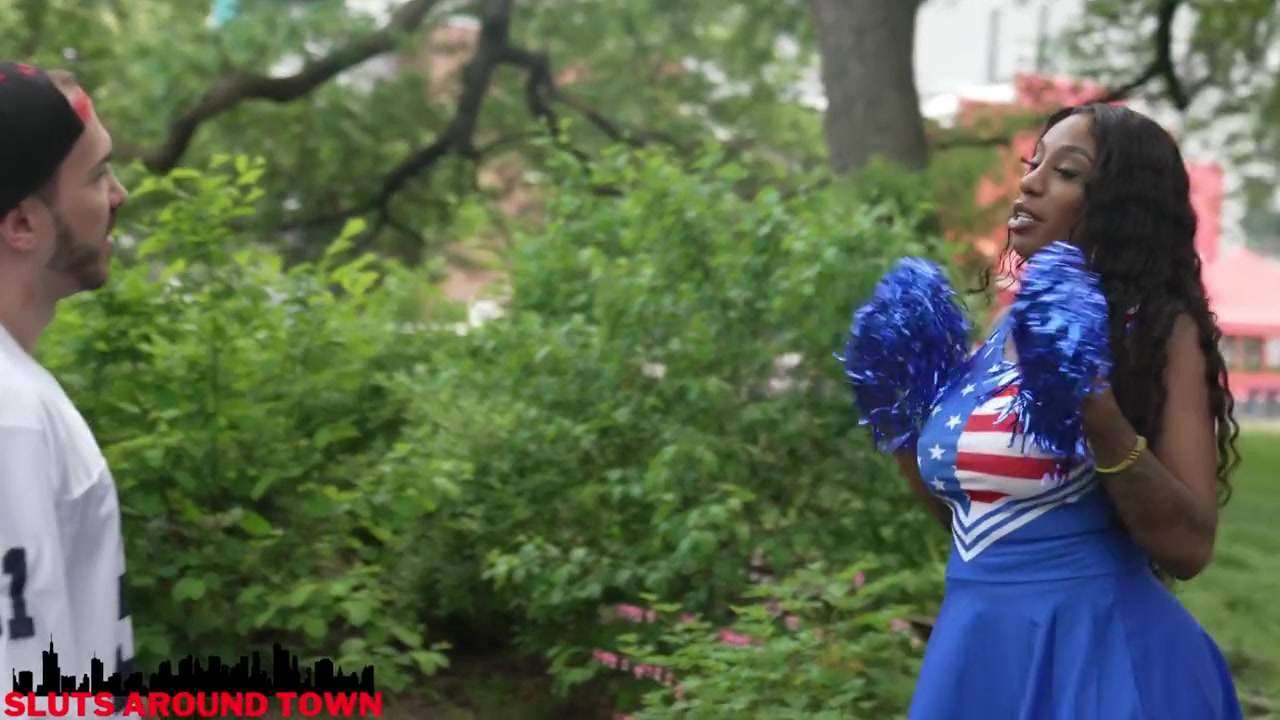 Cheerleader Motivates The Star Quarterback With Her Big Juicy Ass
