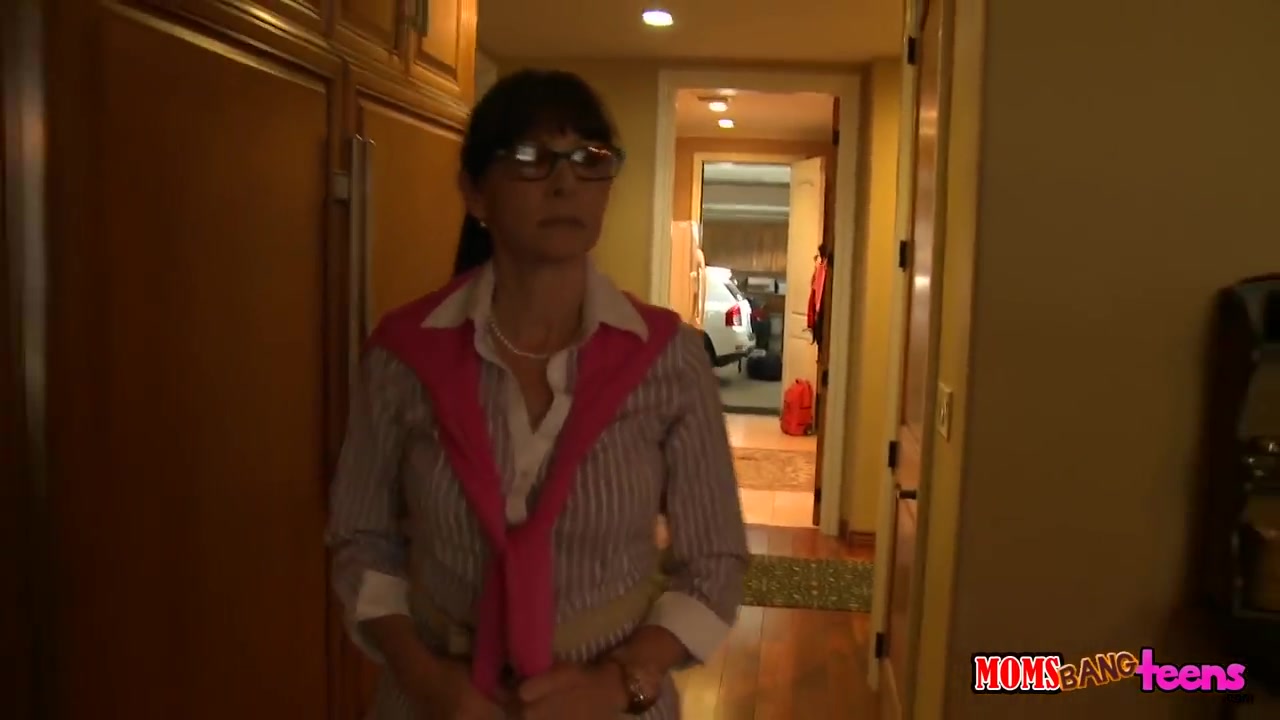 Step mom teaches Step daughter to give head