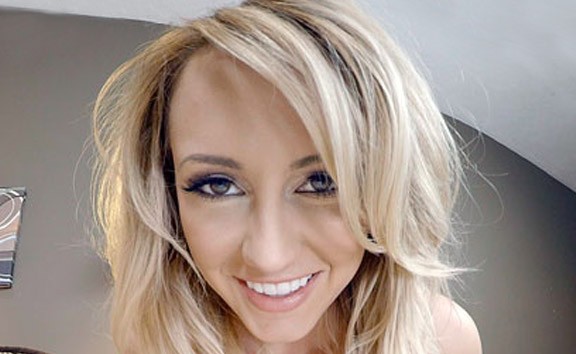 Brett Rossi & Blake Eden in Girls Do it Better - HoloGirlsVR