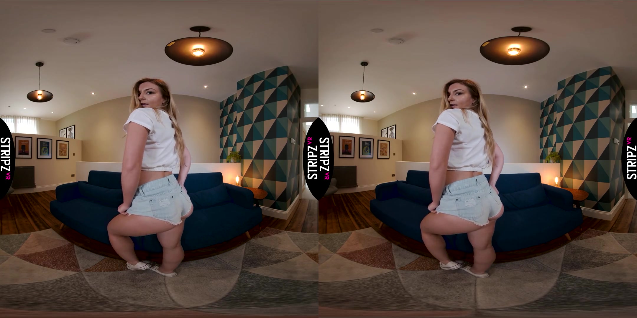 Elle Hunter in Banging Boobs - StripzVR