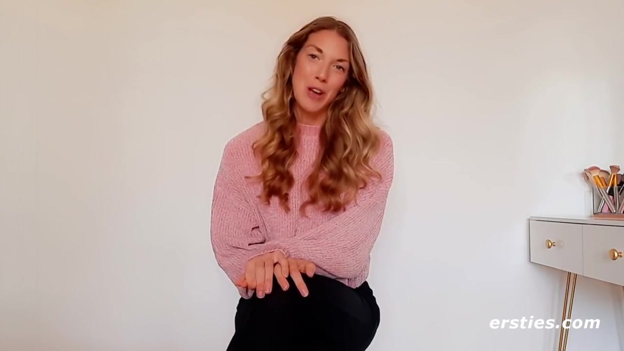 Sexy Babe Fingers Her Shaved Pussy