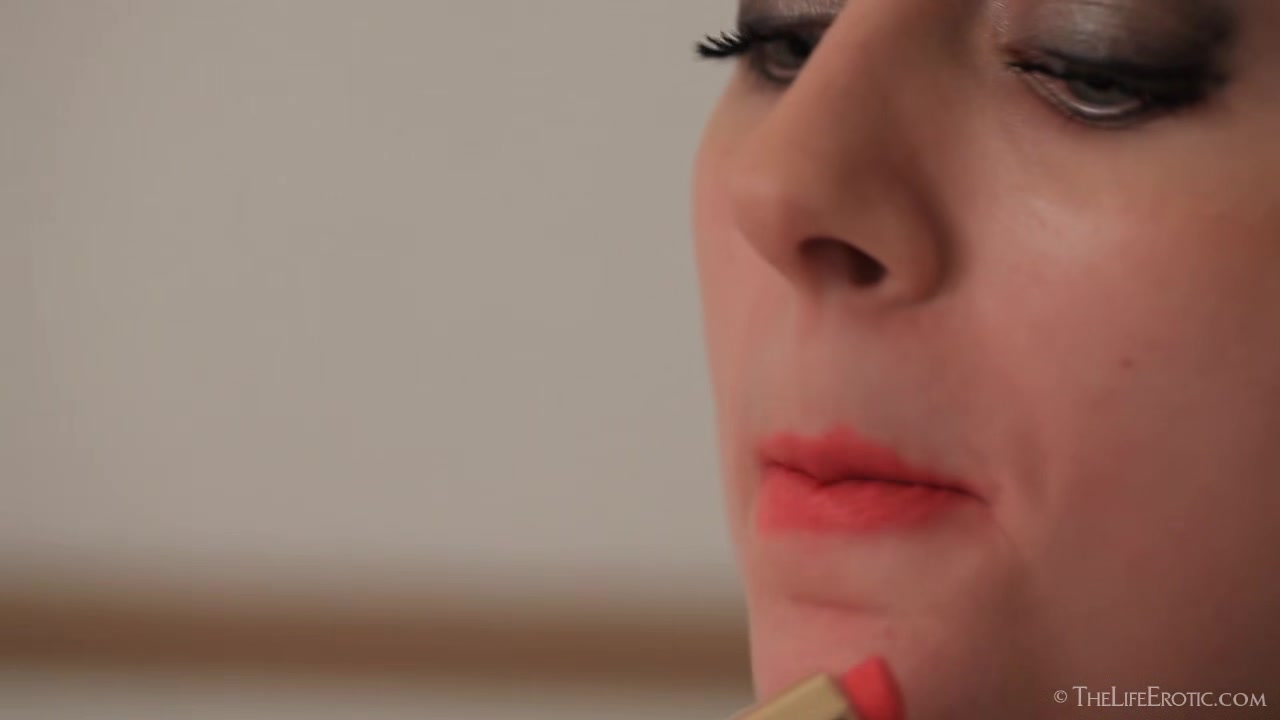 Bright Red - Vera O - TheLifeErotic