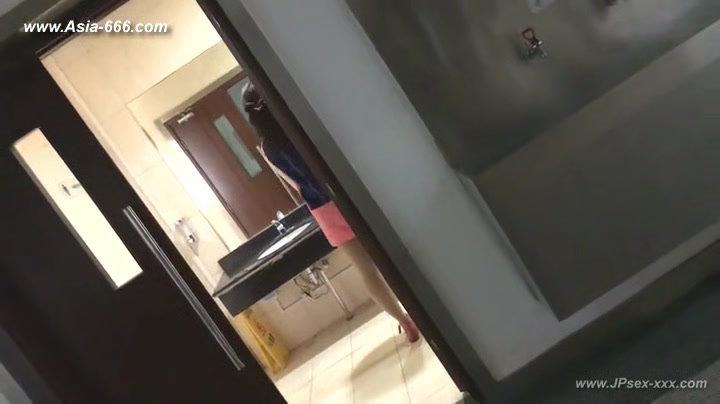 chinese girls go to toilet.107