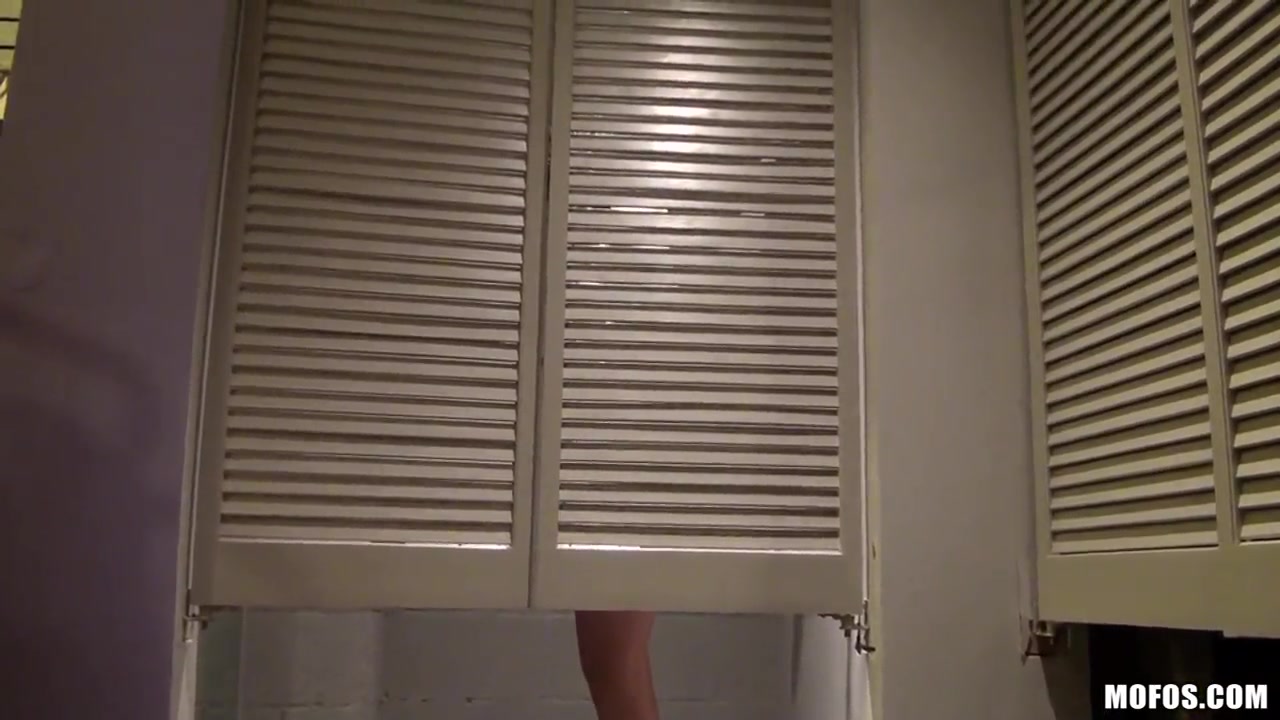 Choosing a new outfit for Chloe Caine ends up in blowjob!