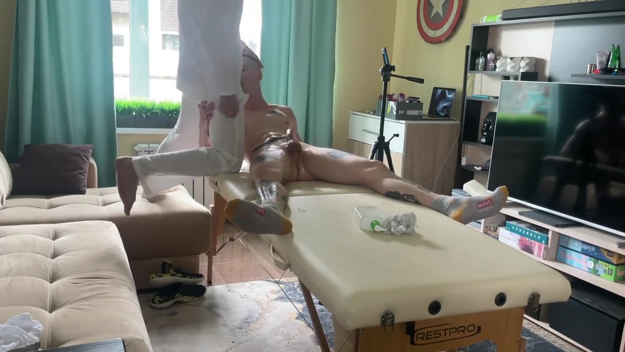 Massazhist Vebal Parnya Na Seanse Massazha