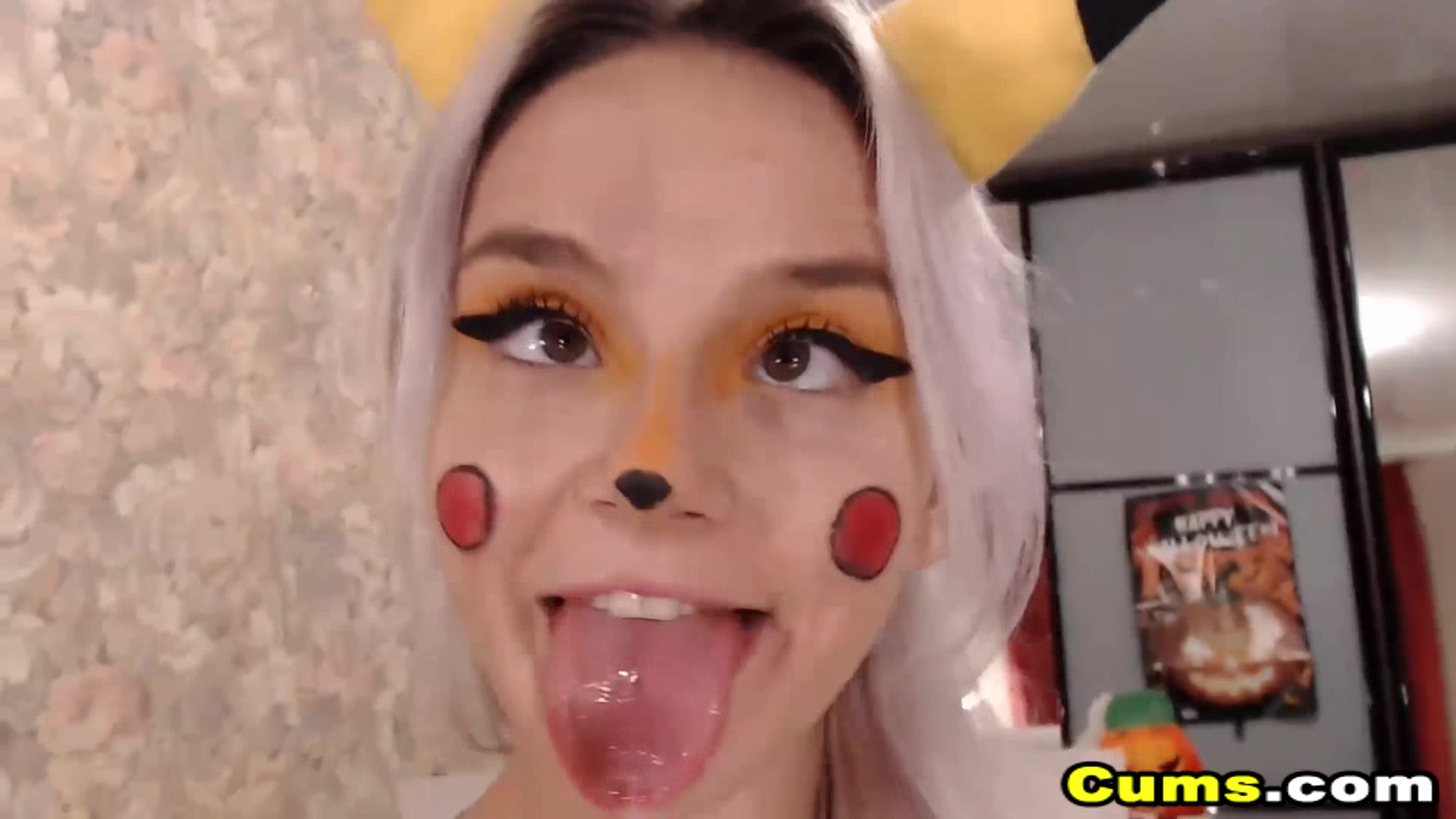 Naughty Blonde Fucks Her Pussy