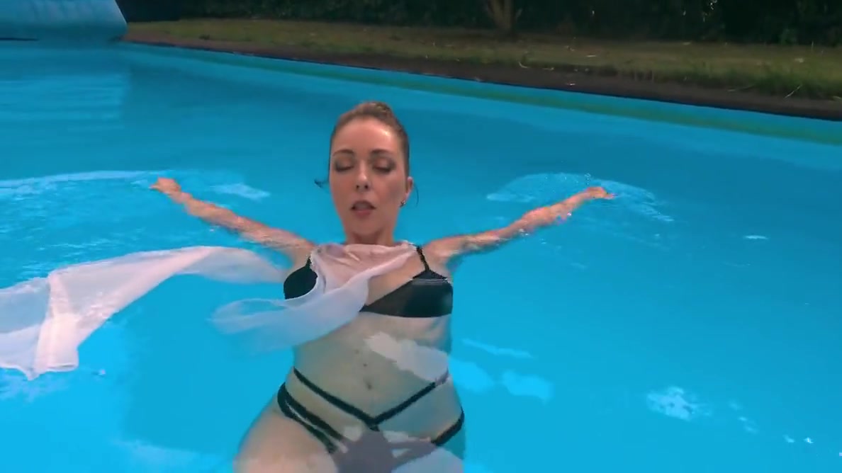 Hottest Russian Babes In The Swimming Pool In 4k