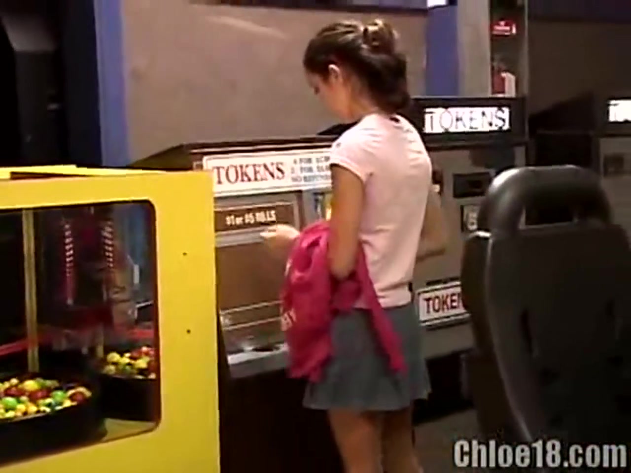 teen 18+ fingers herself in her car