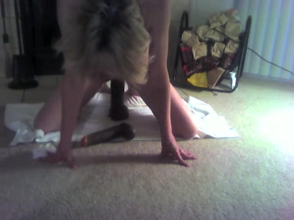 Amateur girl sliding a big dildo up inside her vagina