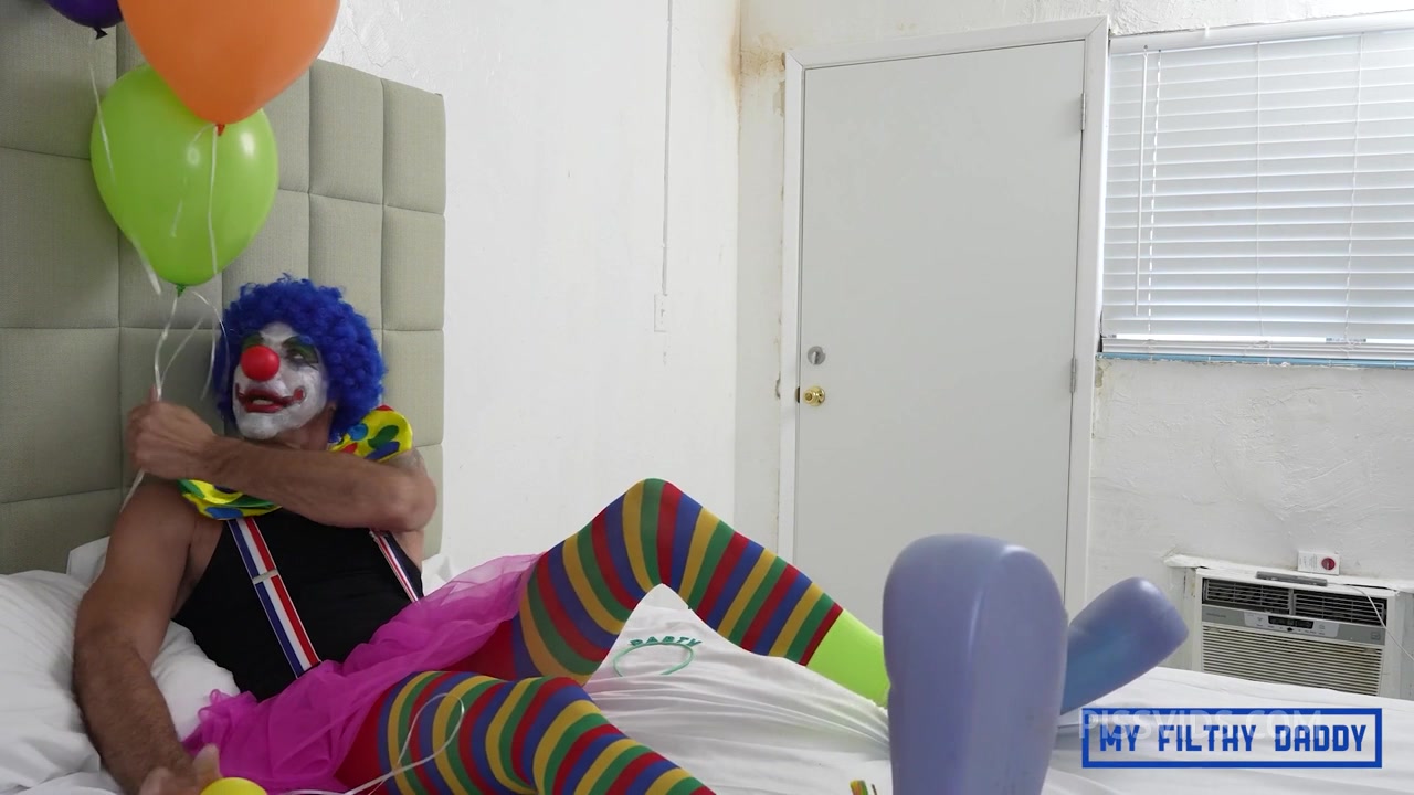 Kinko the Clown has a pee party with lil Amy - PissVids