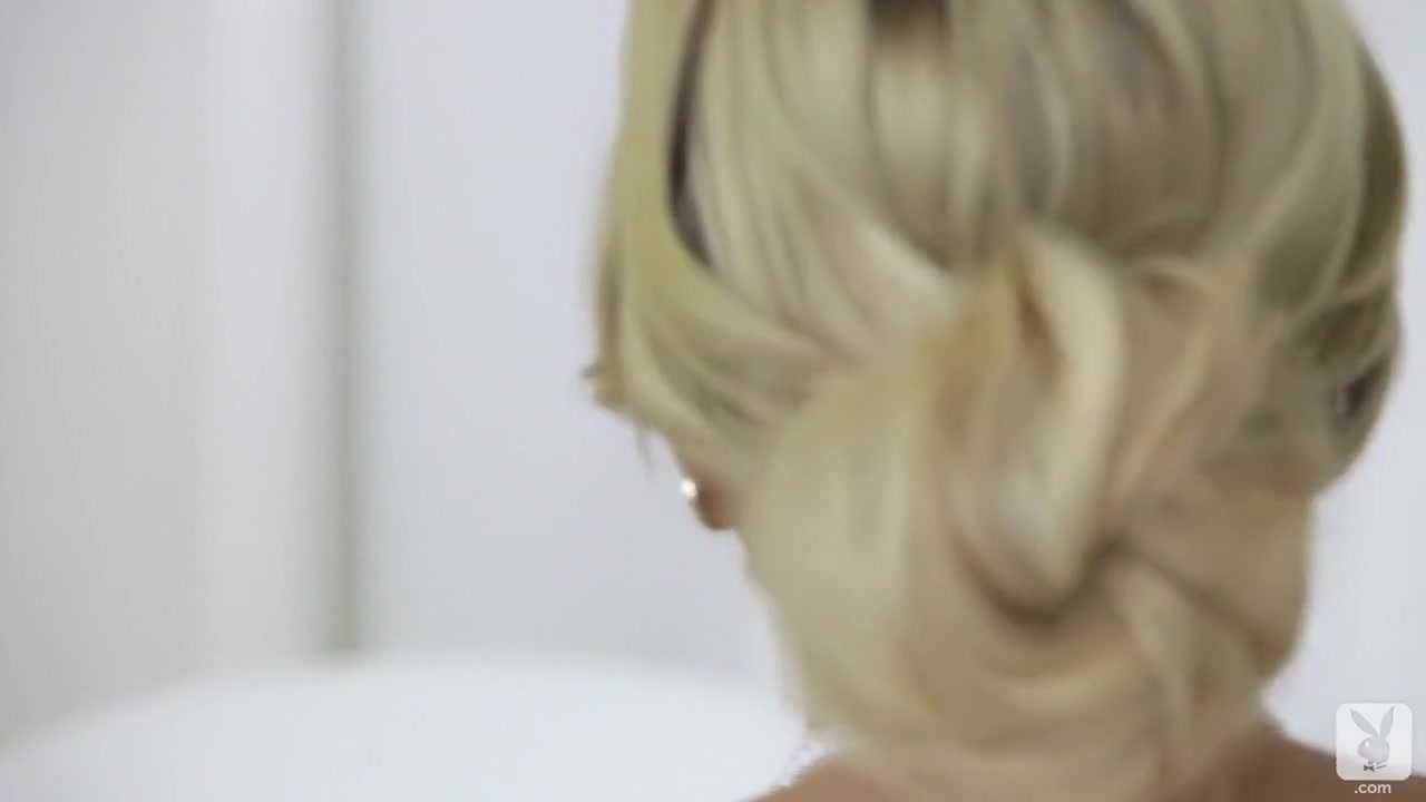 Cybergirl Khloe Terae spreading and bathing