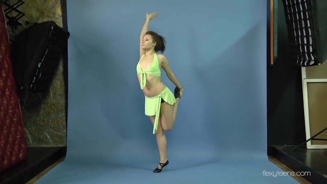 Mila Gimnasterka - Hairy Tight Babe Doing Gymnastics