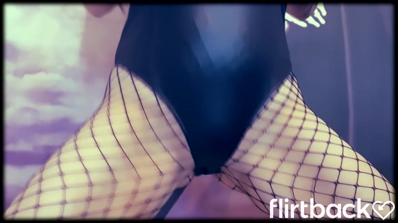 Gothic cam babe rubs herself on camera