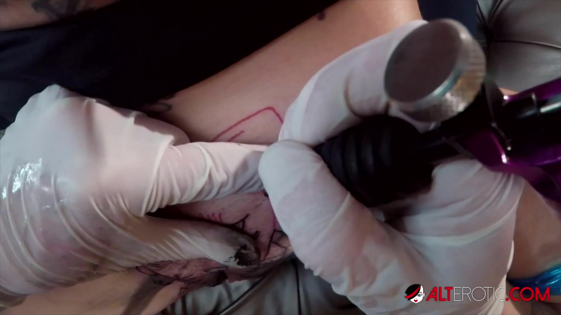 Extreme Tattooed Model Sully Savage Gets Her Pussy Tattoo and Fucking at the Same Time - AltErotic
