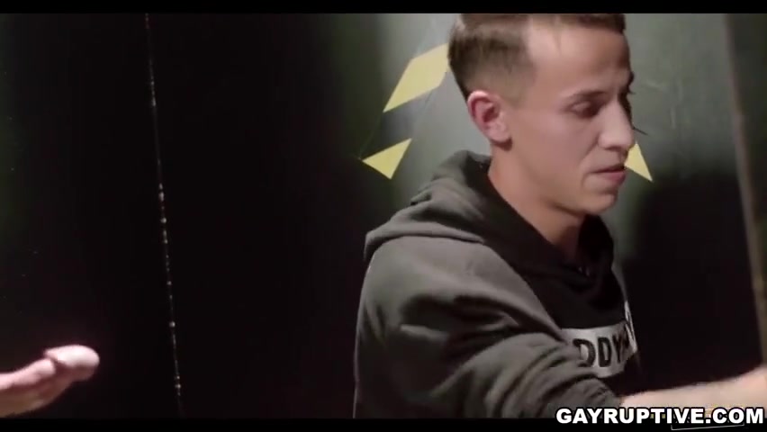 Des Irez And Mason Lear In Shows His Dick For To Suck At His Job2