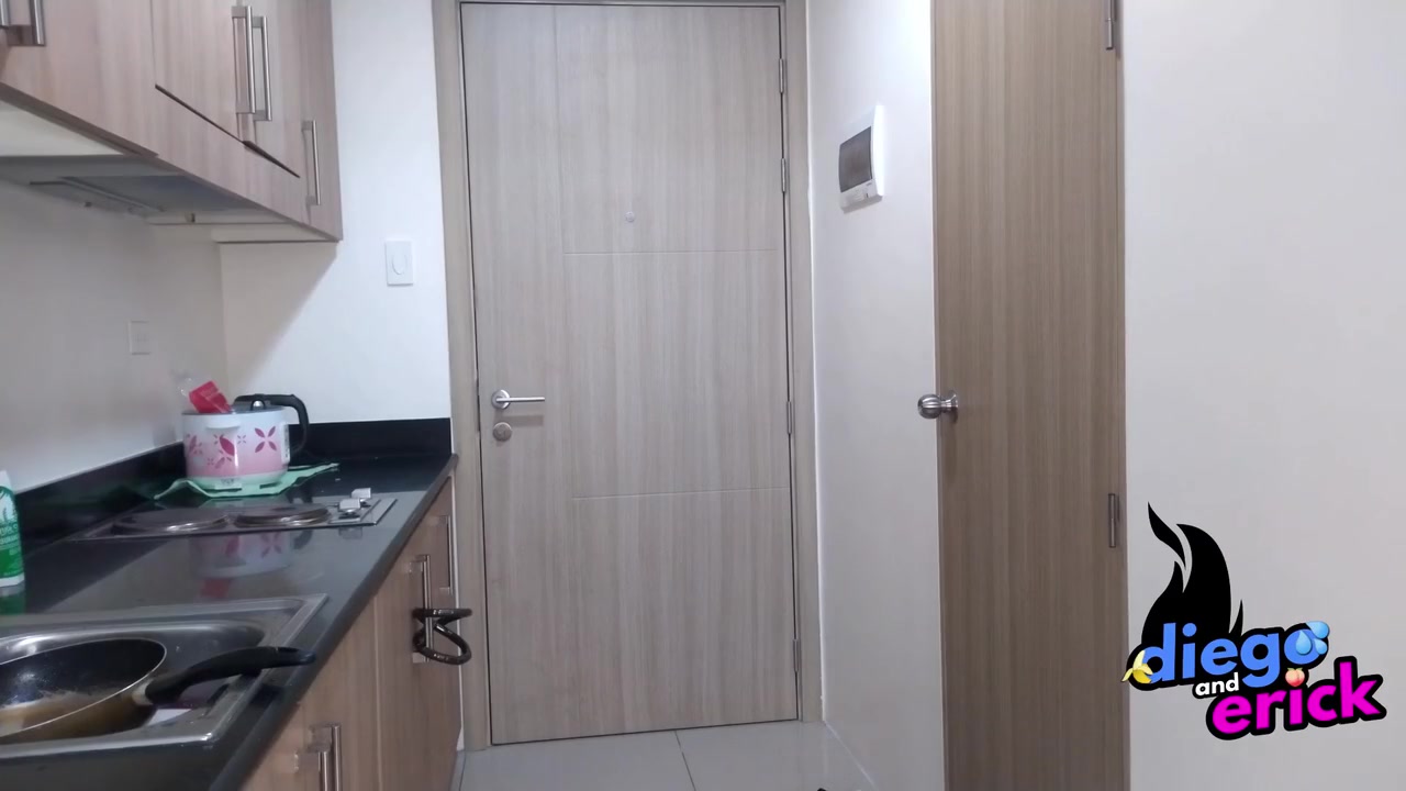 First Time Hooking Up Using Grindr Gay-chat Rough Sex On The Kitchen