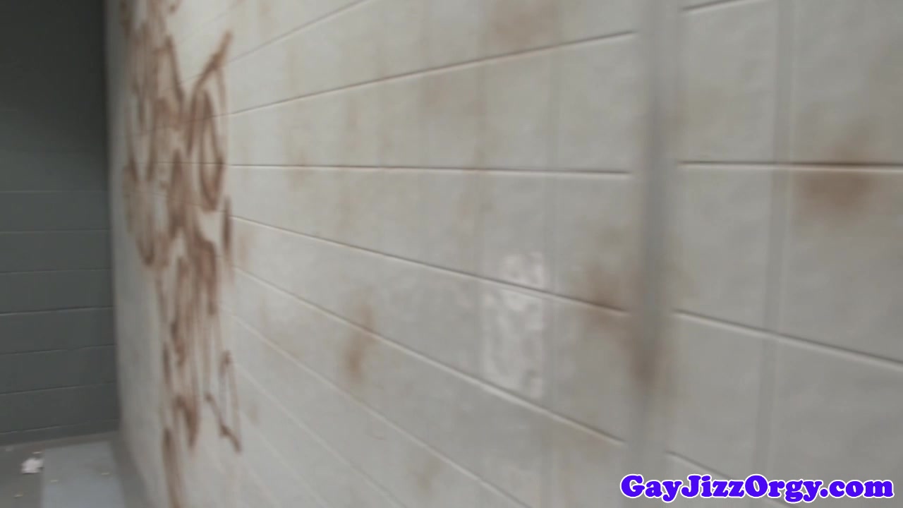 Muscular bog queen fucks in orgy