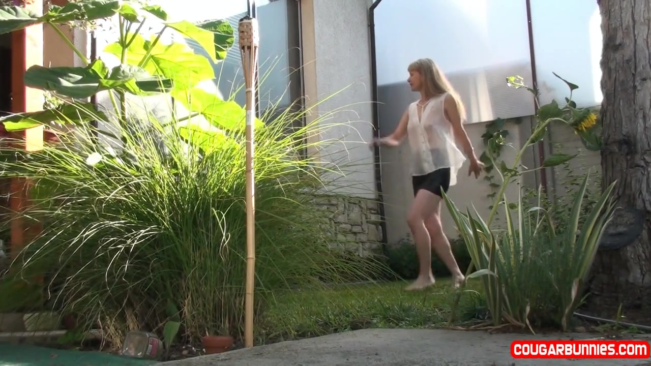 Doris Dawn takes off her cloth and fingers cunt on the lawn